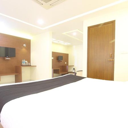Divines Business Hotel Kuzhittura エクステリア 写真